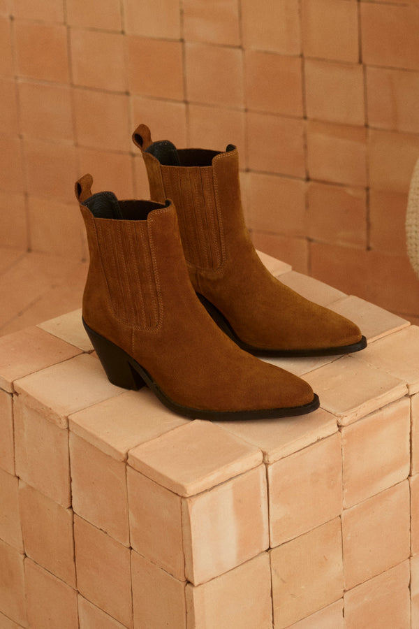 Roos Boots In Chestnut
